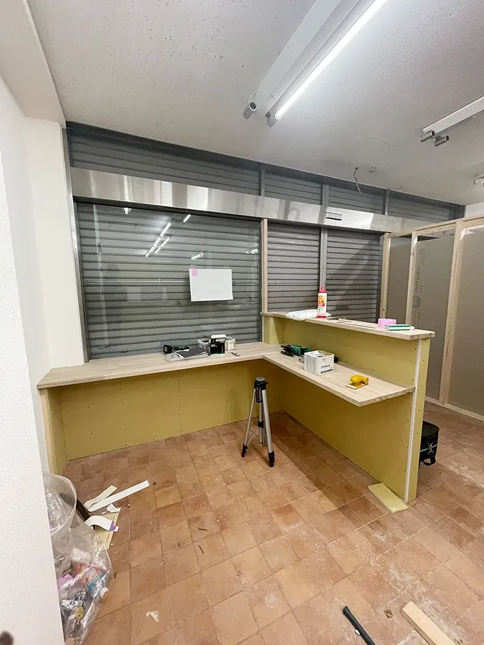 えんりっち真砂の開店準備中の内装工事の様子で壁の基礎ができた