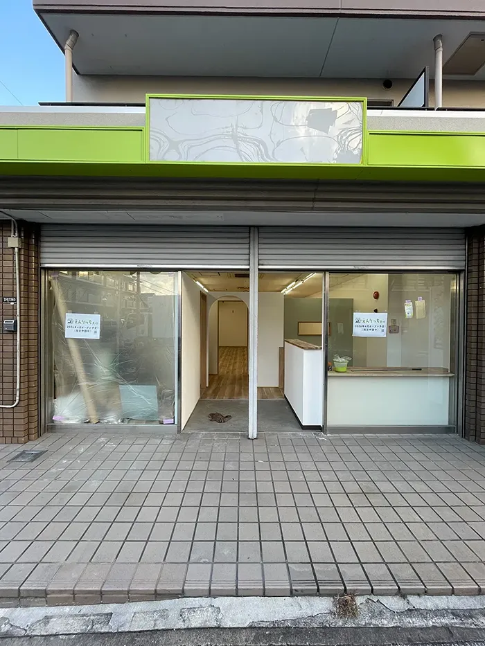 えんりっち真砂の開店準備中の内装工事の様子で外観の塗装が完了