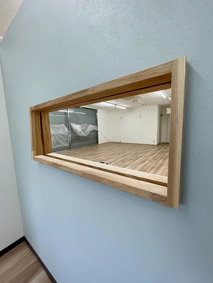 えんりっち真砂の開店準備中の内装工事の様子で壁紙とフローリングが完了