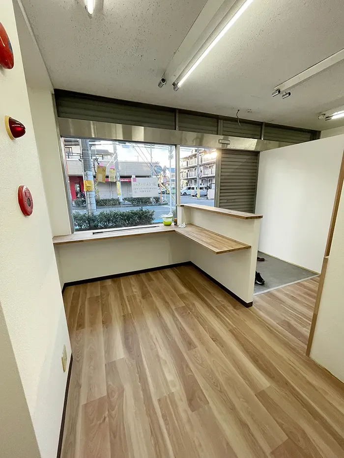 えんりっち真砂の開店準備中の内装工事の様子で壁紙とフローリングが完了