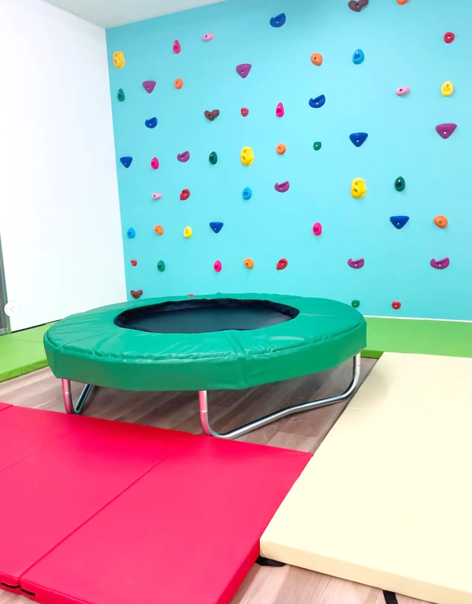 えんりっち真砂に設置されたクライミングウォールとトランポリン