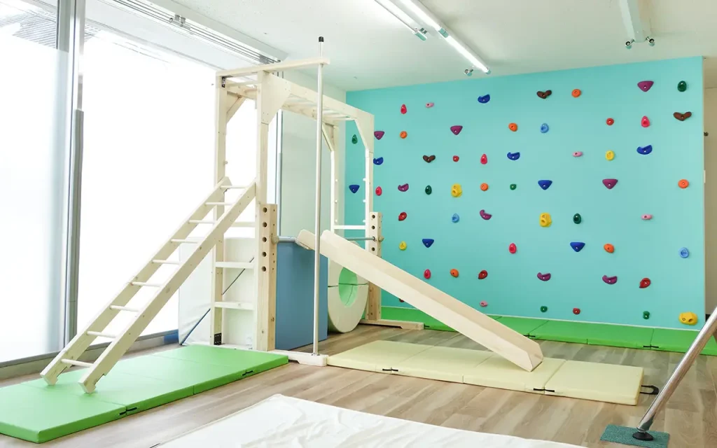 えんりっち真砂知育うんていとクライミングウォールの写真