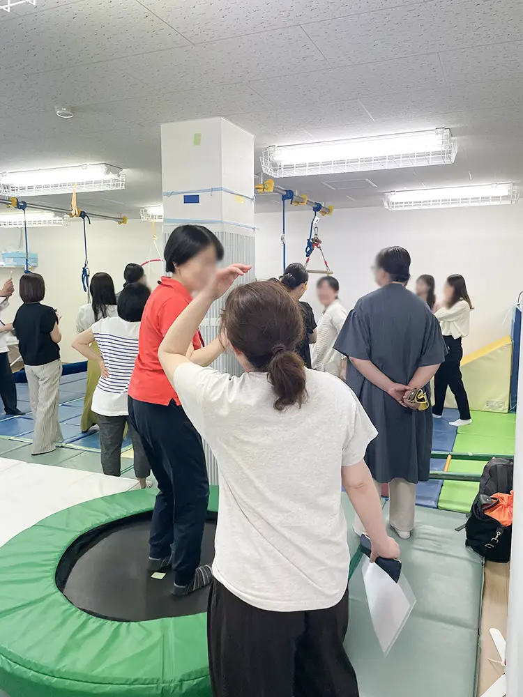 療育で使う遊具を体験される先生